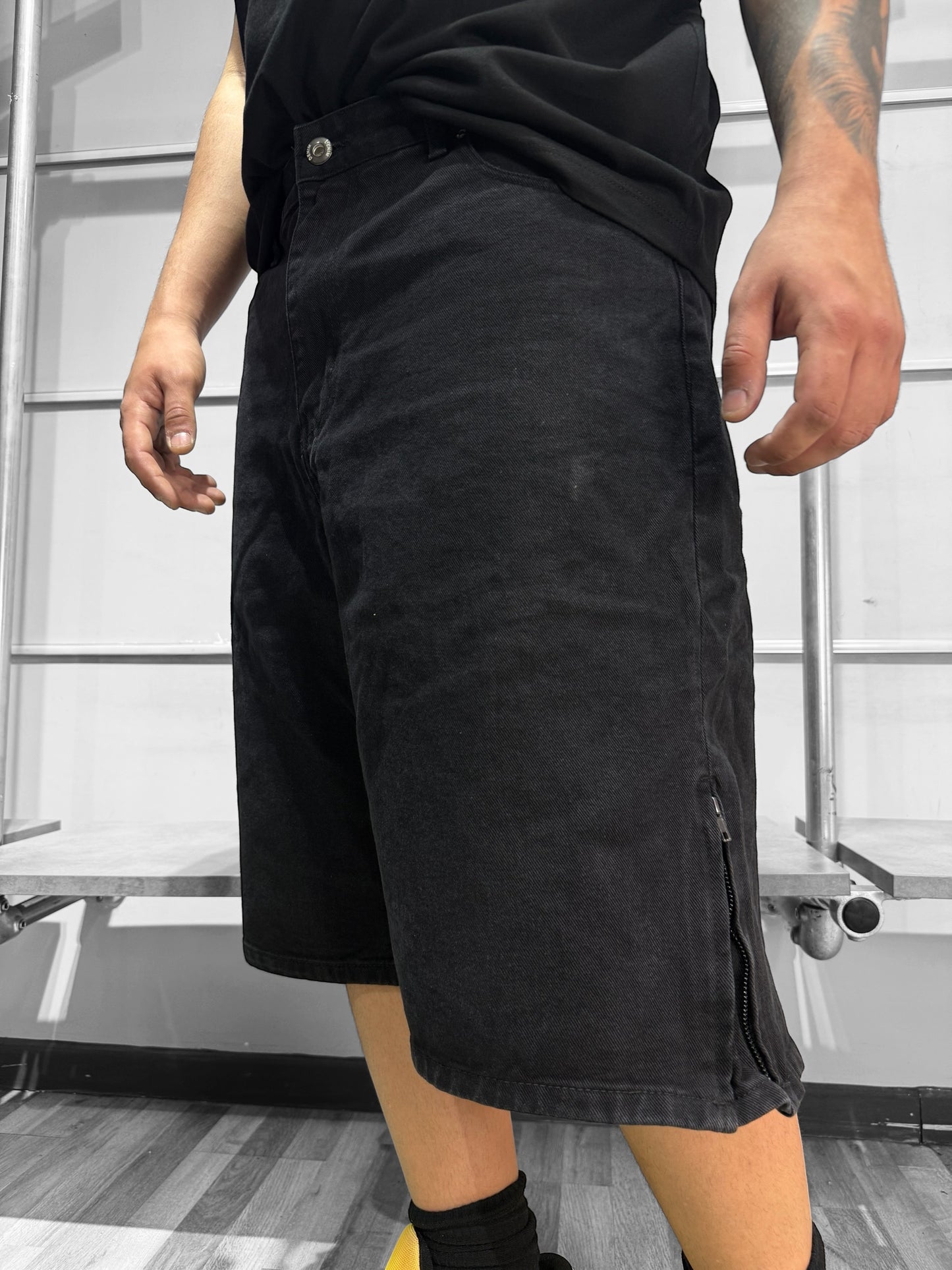 BERMUDA BLACK